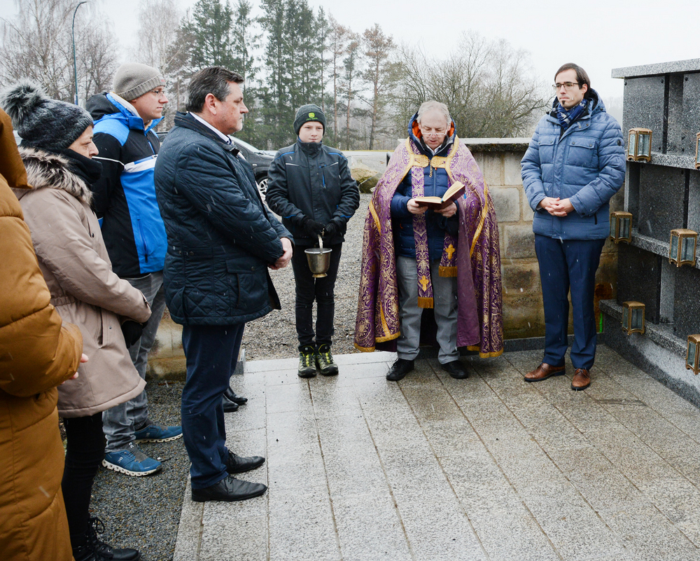 Segnung Urnenwand am Friedhof in Langschwarza